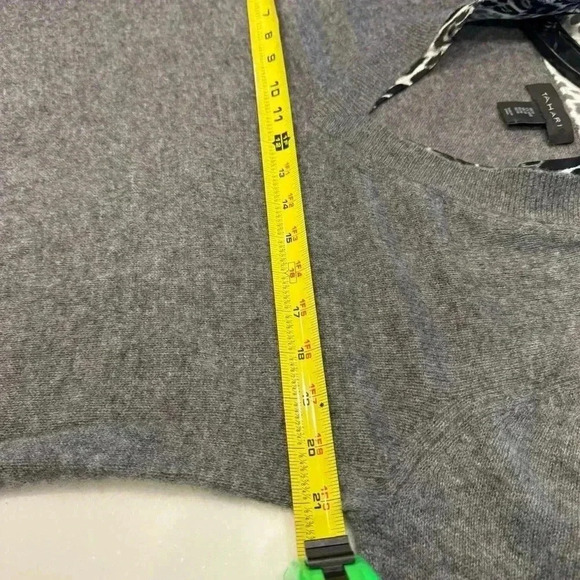 Tahari Gray Cashmere V-neck Sweater Silk Point Collar Lining Size Medium - Picture 7 of 11